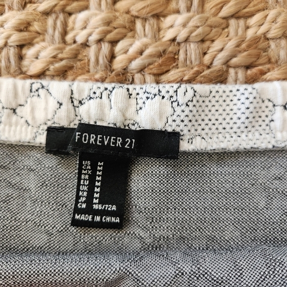 FOREVER 21 White Floral Mini Skirt Size Medium - Picture 4 of 4